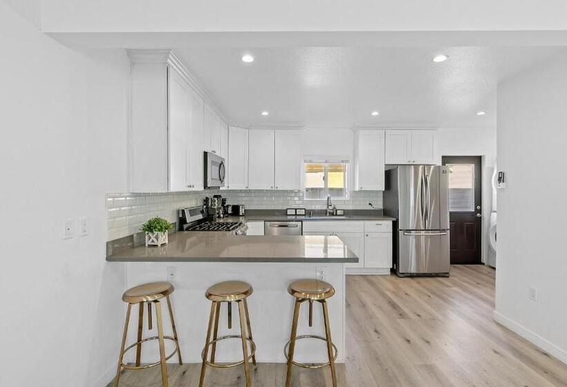 צימר Miracle Mile Chic 1 Br Bungalow Apt Parking Unit 2