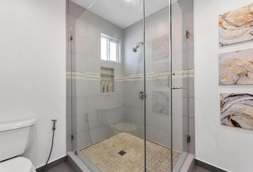 צימר Miracle Mile Chic 1 Br Bungalow Apt Parking Unit 2