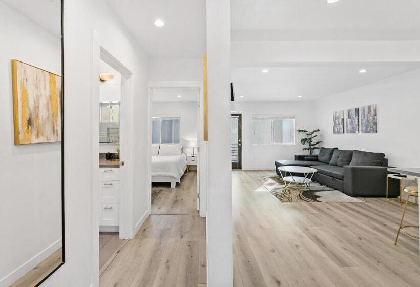 צימר Miracle Mile Chic 1 Br Bungalow Apt Parking Unit 2