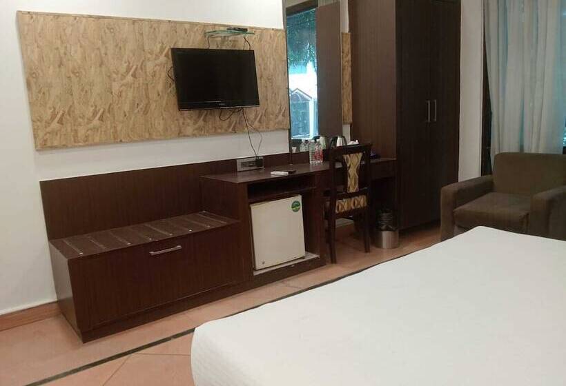 هتل Panickers Residency   Ajmal Khan Market Near Karol Bagh Metro