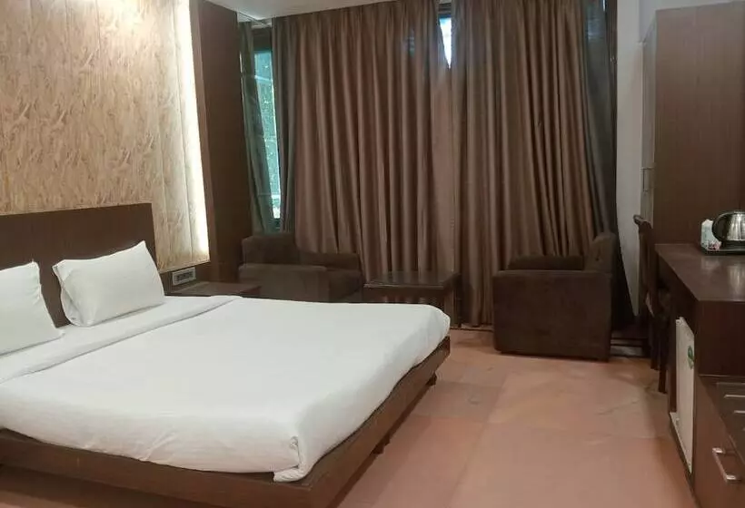هتل Panickers Residency   Ajmal Khan Market Near Karol Bagh Metro