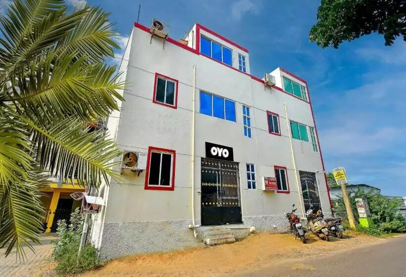 ホテル Oyo Flagship Yazhini Rooms
