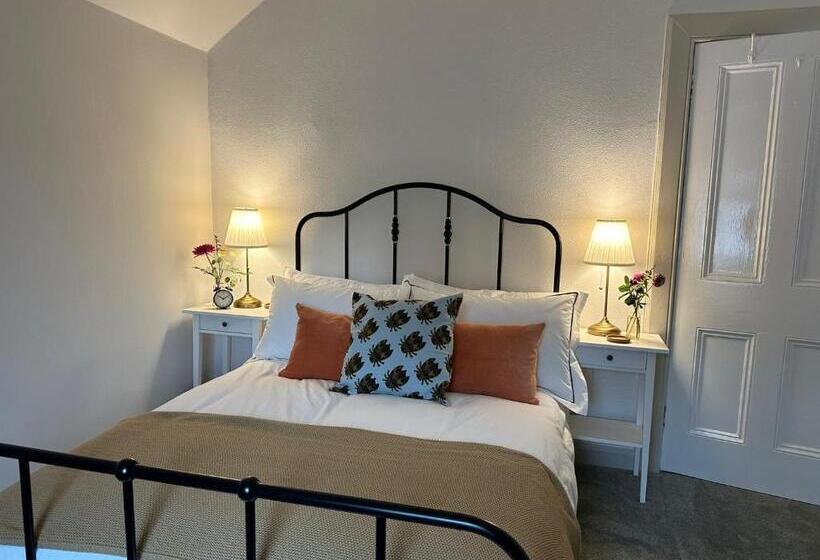 The Victoria Hotel,bar,bistro