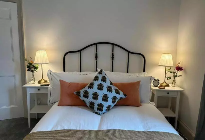 The Victoria Hotel,bar,bistro