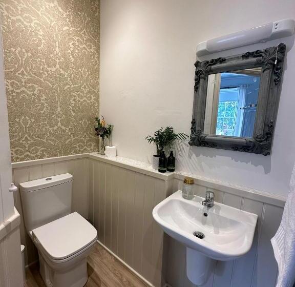 The Victoria Hotel,bar,bistro