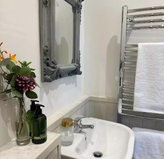 The Victoria Hotel,bar,bistro