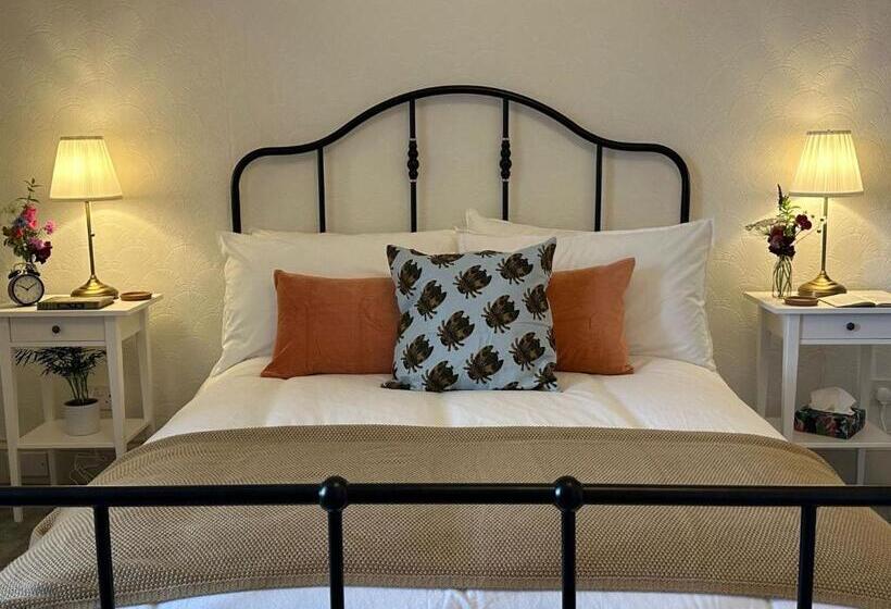 The Victoria Hotel,bar,bistro