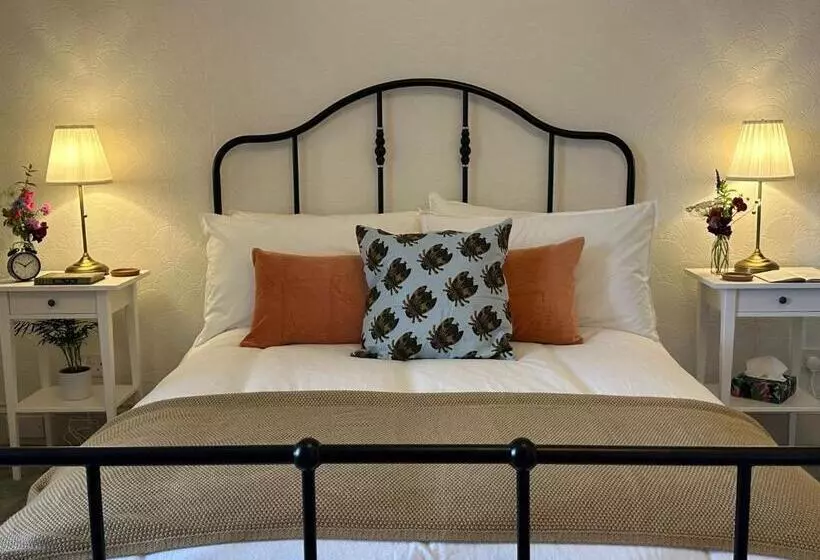 The Victoria Hotel,bar,bistro