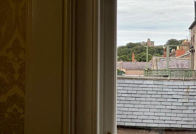 The Victoria Hotel,bar,bistro