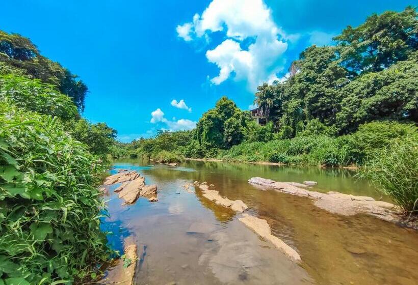 Aamiaismajoitus (B&B) Peacock Village Pinnawala