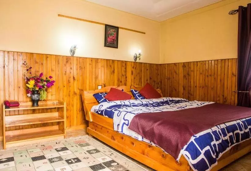 Bunyonyi Safaris Resort