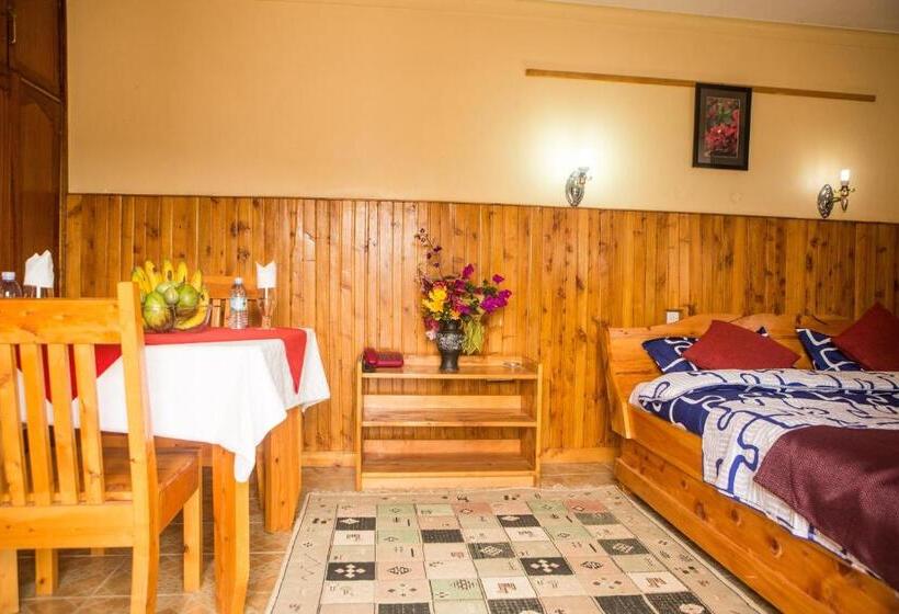 Bunyonyi Safaris Resort