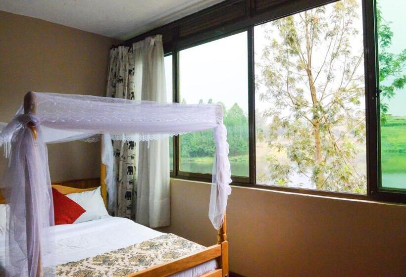 Bunyonyi Safaris Resort