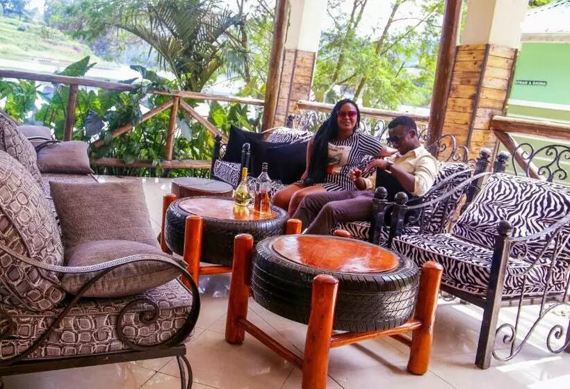 Bunyonyi Safaris Resort