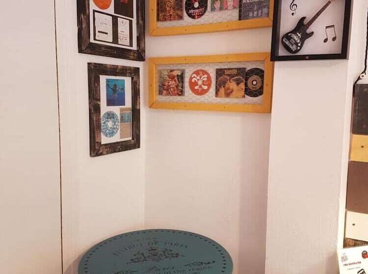 هتل Barri Antic Hostel & Pub