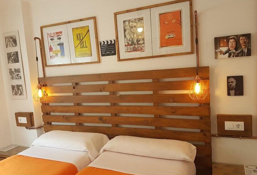 هتل Barri Antic Hostel & Pub