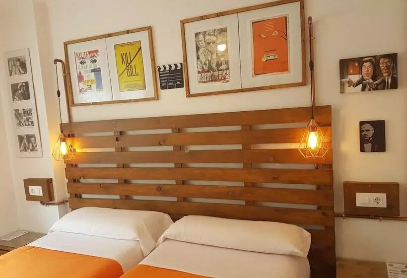 هتل Barri Antic Hostel & Pub