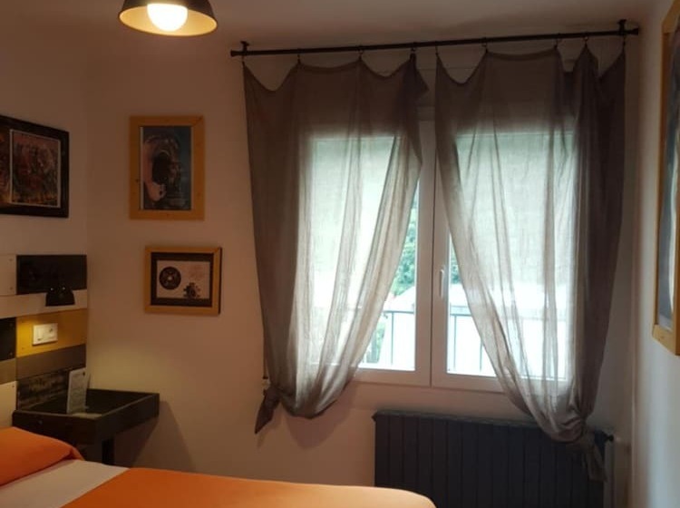 هتل Barri Antic Hostel & Pub