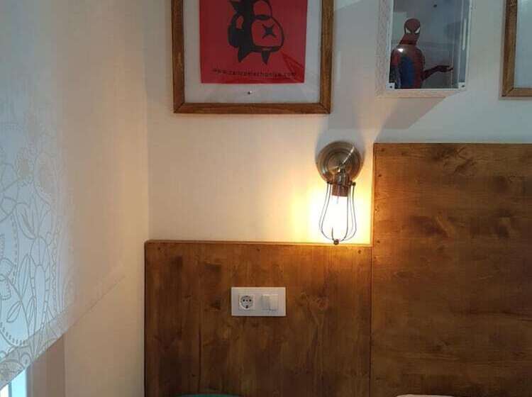 هتل Barri Antic Hostel & Pub