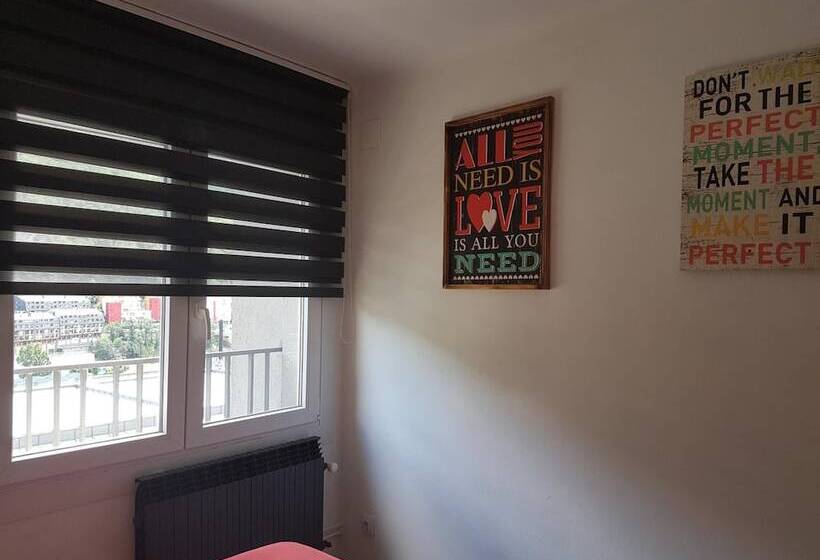 هتل Barri Antic Hostel & Pub