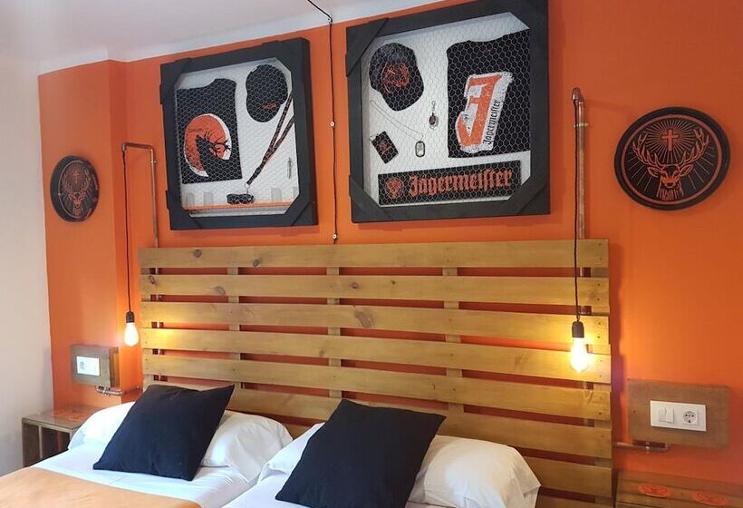 هتل Barri Antic Hostel & Pub