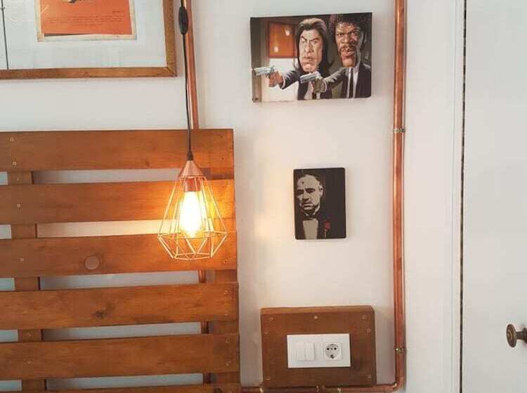 هتل Barri Antic Hostel & Pub