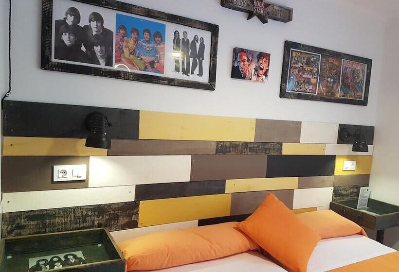 هتل Barri Antic Hostel & Pub