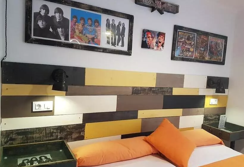 هتل Barri Antic Hostel & Pub