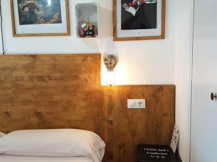 هتل Barri Antic Hostel & Pub