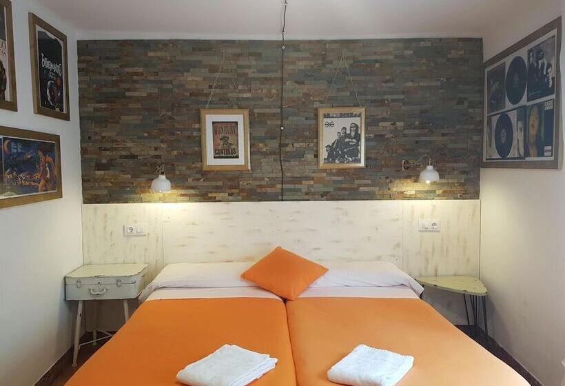 هتل Barri Antic Hostel & Pub