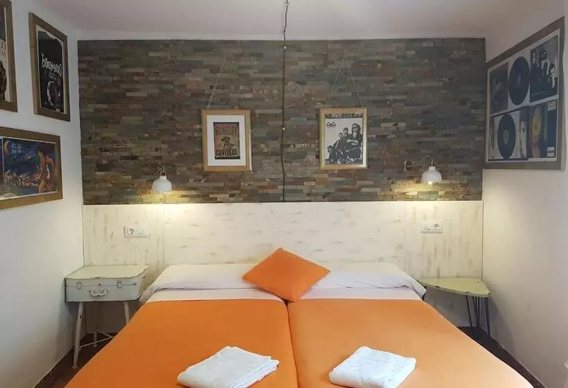 هتل Barri Antic Hostel & Pub