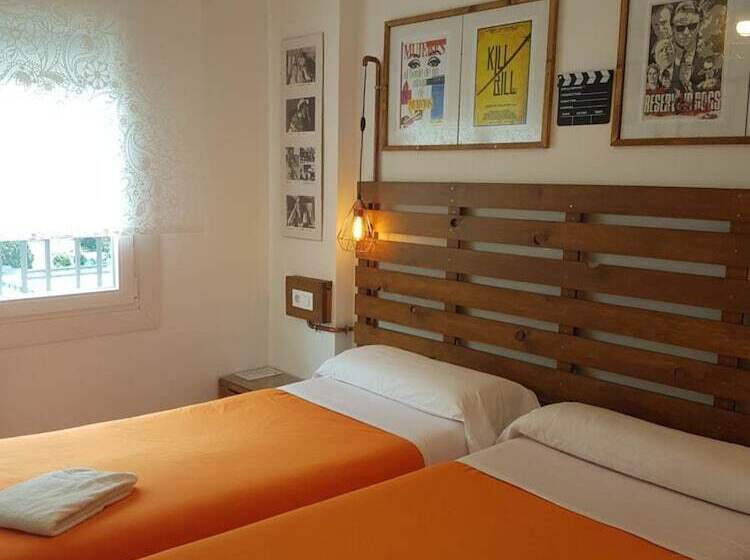 هتل Barri Antic Hostel & Pub