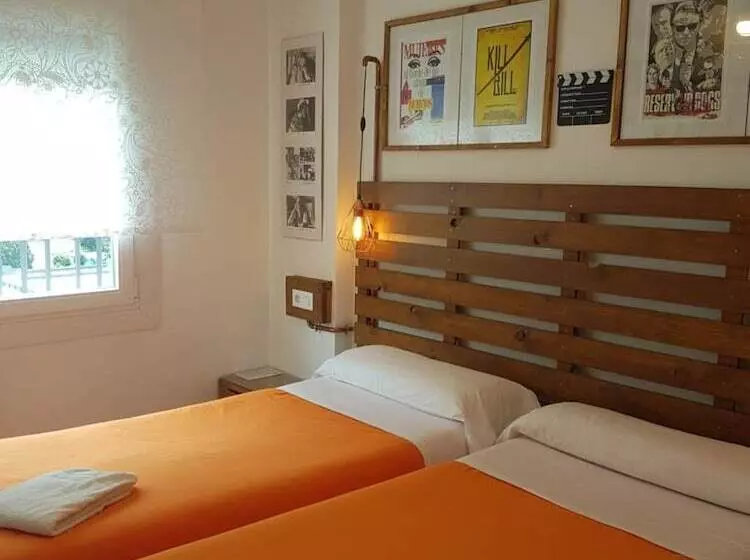 هتل Barri Antic Hostel & Pub