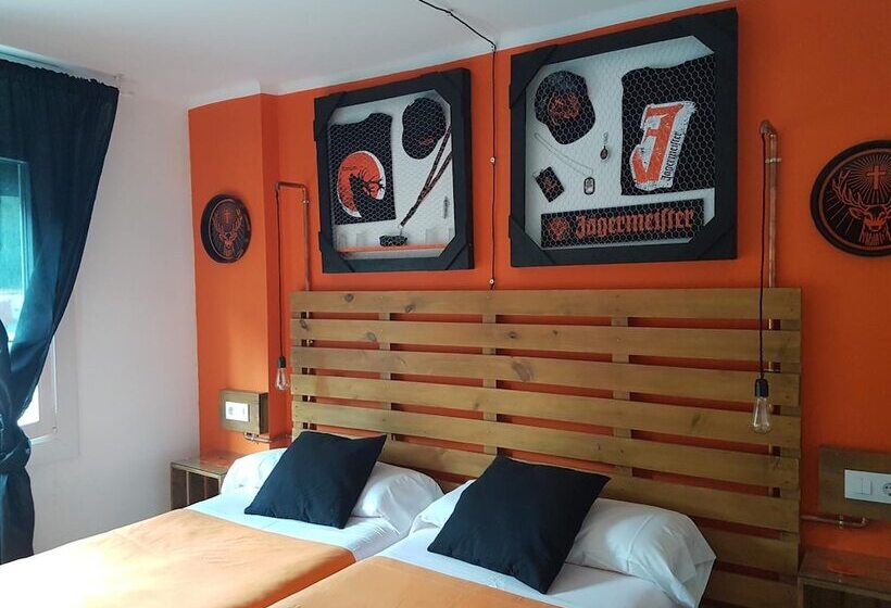 هتل Barri Antic Hostel & Pub