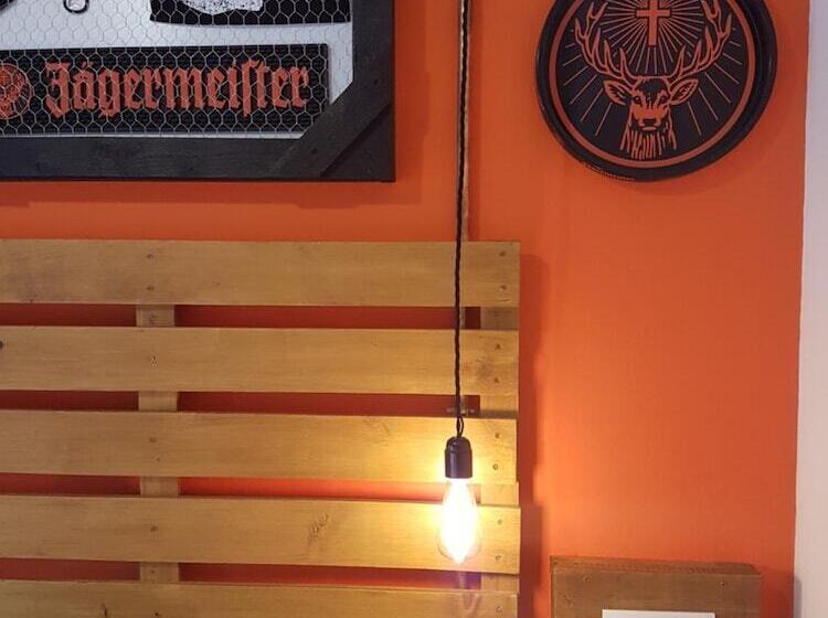 هتل Barri Antic Hostel & Pub