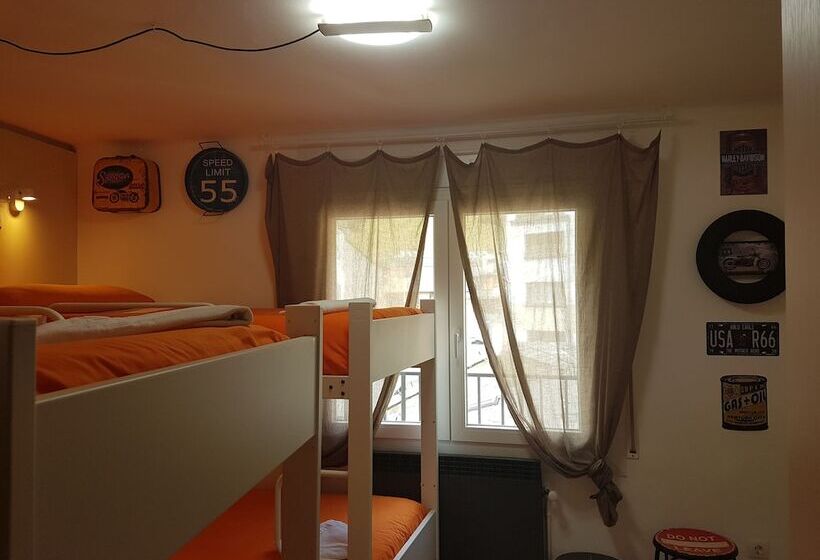 هتل Barri Antic Hostel & Pub