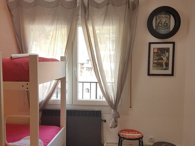 هتل Barri Antic Hostel & Pub