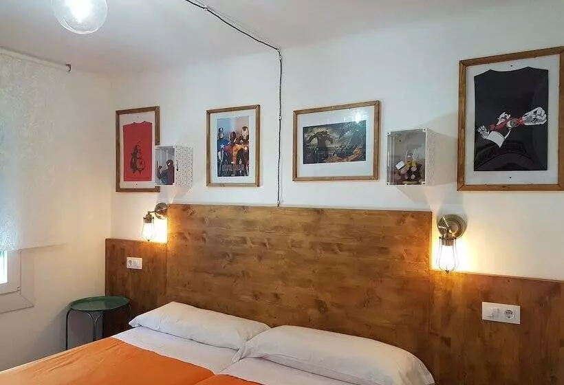 هتل Barri Antic Hostel & Pub