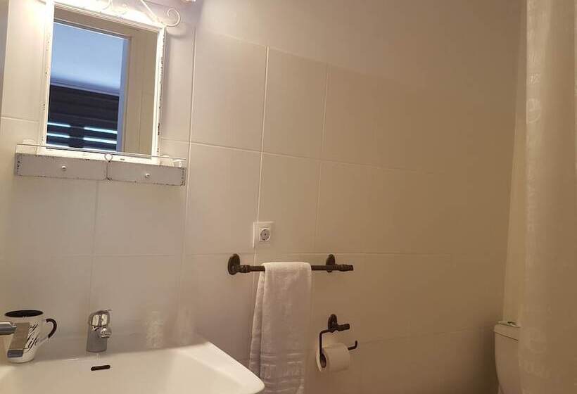 هتل Barri Antic Hostel & Pub