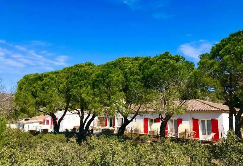 هتل Hôtel Les Volets Rouges  Cassis