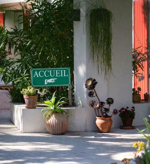هتل Hôtel Les Volets Rouges Cassis