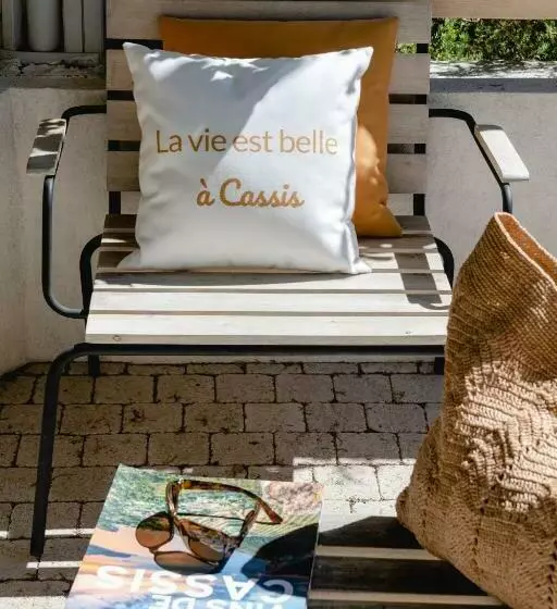 هتل Hôtel Les Volets Rouges  Cassis