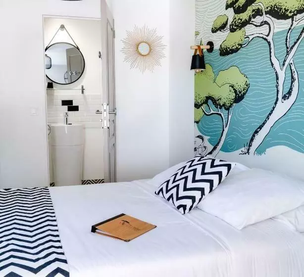 هتل Hôtel Les Volets Rouges  Cassis