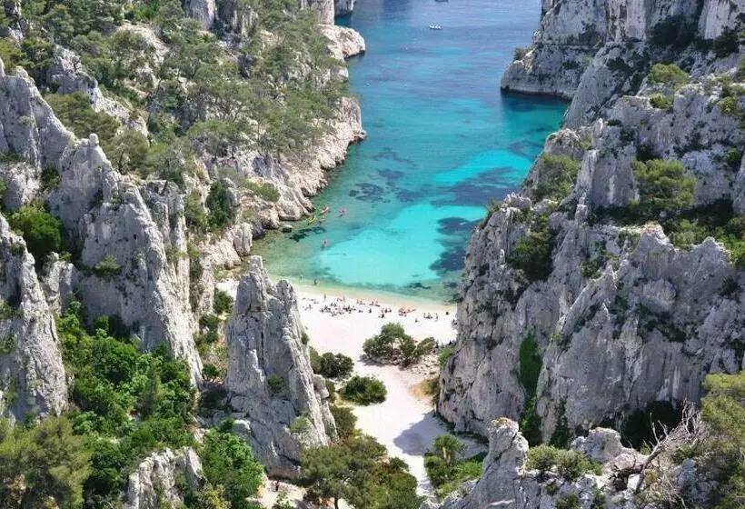 هتل Hôtel Les Volets Rouges  Cassis