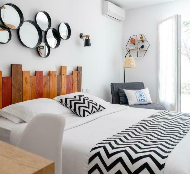 هتل Hôtel Les Volets Rouges Cassis