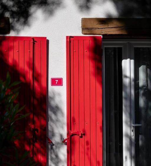 هتل Hôtel Les Volets Rouges Cassis