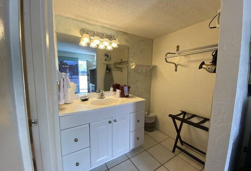 فندق على الطريق Bonita Beach Inn And Suites