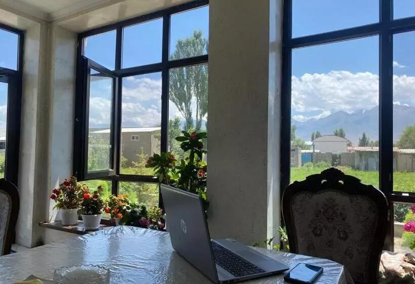 تختخواب و صبحانه Emil Guest House