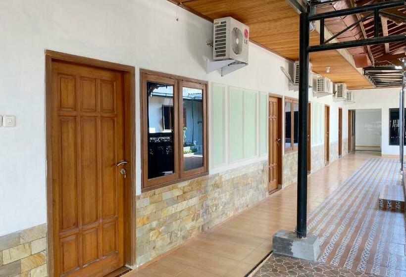 Hotell Adipura Guesthouse Syariah Mitra Reddoorz Near Terminal Nganjuk