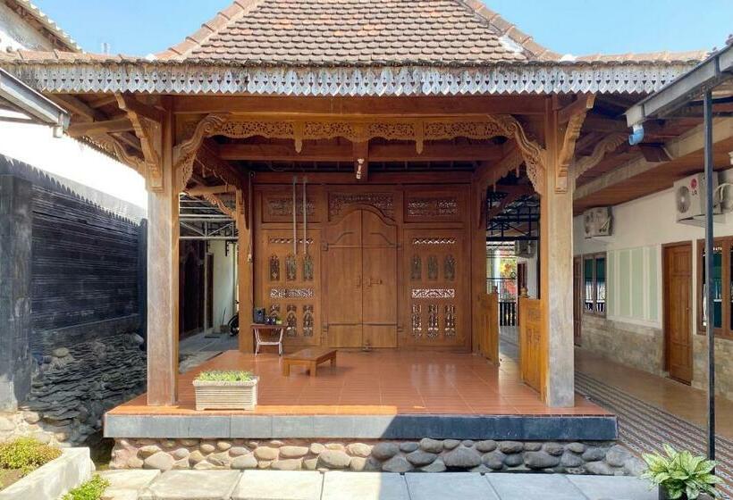 Hotell Adipura Guesthouse Syariah Mitra Reddoorz Near Terminal Nganjuk